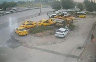 Otomobilin durağa daldığı anlar kamerada....