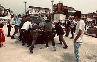 Otomobilin tekerleği çukura düştü vatandaşlar...
