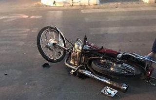 Otomobille çarpışan motosikletin sürücüsü yaralandı