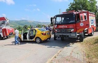 Otomobille çarpışan taksideki yaralıyı itfaiye...