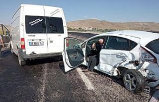 Otomobille minibüs çarpıştı: 2 yaralı