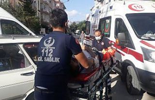 Otomobille motosiklet çarpıştı, 4 kişi yaralandı