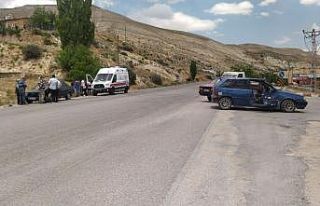 Otomobiller çarpıştı: 1 ağır yaralı