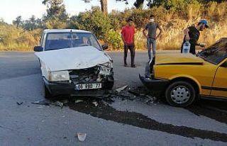 Otomobiller kafa kafaya çarpıştı: 2 yaralı