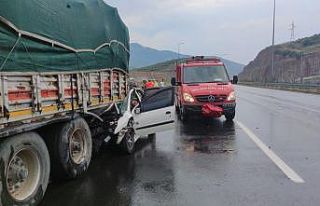 Otoyolda tıra çarpan otomobilin sürücüsü feci...
