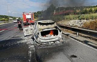 Otoyolda yanan araç hurdaya döndü