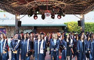 Özel Buca Radikal Anadolu Lisesinde mezuniyet heyecanı