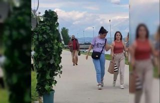 (Özel) Bursa’da ağaçtan adam hem güldürdü,...