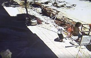 (Özel) Çukura düşen çocuğun yardımına üniversiteli...