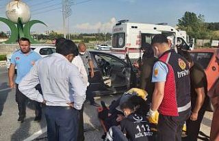 (ÖZEL) Düğün dönüş yolunda trafik kazası yaptılar,...