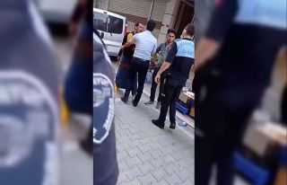 (Özel) Esenyurt’ta seyyar satıcı zabıtaya bıçak...