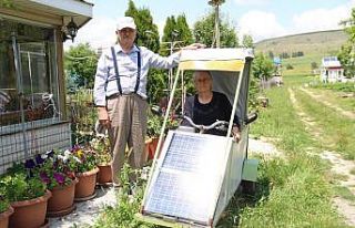 (ÖZEL) Eşine sera malzemelerinden elektrikli araba...