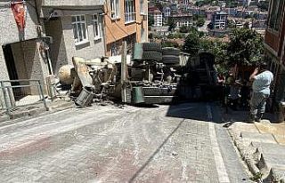 (Özel) Eyüpsultan’da manevra yapan beton mikseri...