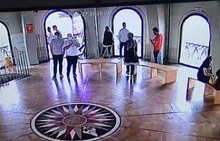 (Özel) Galata Kulesi’nden atlayan genç kız kamerada