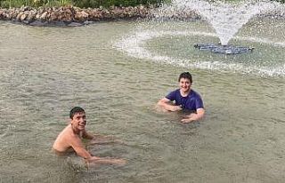 (ÖZEL) Gençlerin sağanak yağmur altında süs...