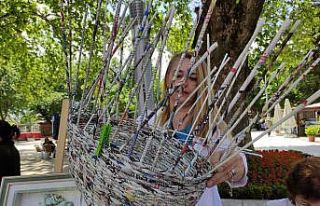 (Özel) Hurda gazetelerden sepet örüp 100 liraya...