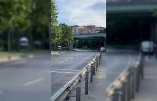 (Özel) İstanbul’da genç adam üstgeçitten yola...