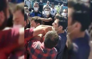 (Özel) Kadıköy’de seyyar satıcı zabıta kavgası...