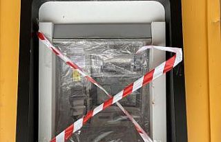 (Özel) Kartı sıkışınca ATM’yi taşladı