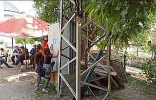 (ÖZEL) Köy sakinleri meydanda kalan trafodan dertli