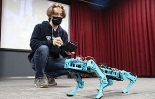 (ÖZEL) Lise öğrencisi Halid ödüllü robotunu...