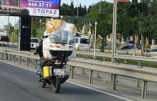 (Özel) Motosikletine fazla yük atan sürücü hem...