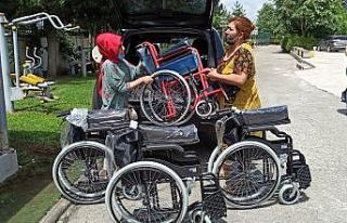 Özel öğrenciler bağışçıların hediyesi sandalyeler...