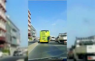 (Özel) Pendik’te patenli gencin otobüs arkasındaki...