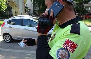 (ÖZEL) Sınava giderken kimliklerini düşüren öğrencileri...