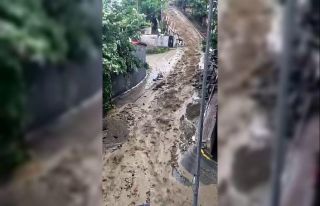 (Özel) Şişli’de yağış sonrası sokakta seli...