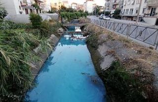 (ÖZEL) Sulama kanalının rengi maviye döndü, vatandaşlardan...