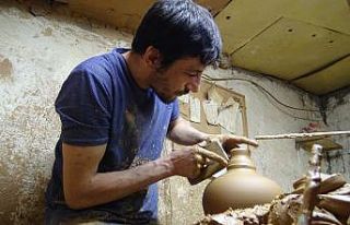 (Özel) Ürettiği el işi seramik yağdanlıkları...