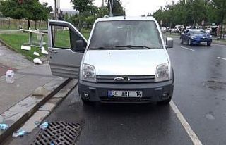 (Özel) Yanan aracını söndürüp arkadaşları...