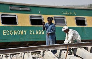 Pakistan’da iki yolcu treni çarpıştı: 30 ölü,...