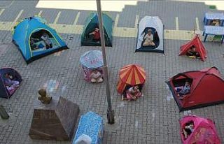 Pandemi döneminde evde sıklan çocuklar çadırda...