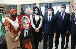 Pandemi süresince uzaktan eğitim döneminde evde...