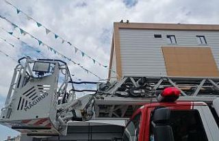 Paralarını alamayan inşaat işçileri çatıda...