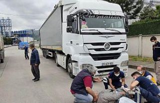 Park edilmek istenen tırdan düşerek hastanelik...
