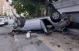 Park halindeki araca çarpan otomobil ters döndü:...