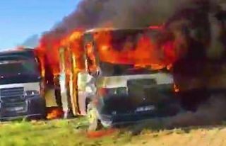 Park halindeki iki minibüs alev topuna döndü