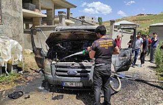 Park halindeki minibüs alev alev yandı