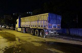 Park halindeki tıra çarpan motosiklet sürücüsü...