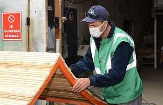 Parklardaki kamelyalar ve oturma bankları yenileniyor