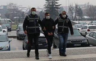 Parkta yürüyen genç kızı 3 yerinden bıçaklayan...