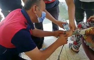 Parmağına yüzük sıkışan kadının imdadına...