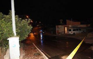 Patlayan su borusu yolu trafiğe kapattı