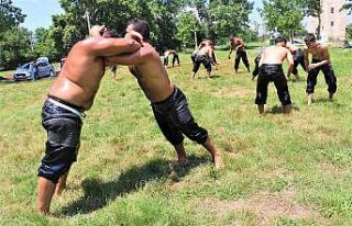 Pehlivanlar 35 derece sıcakta Kırkpınar’a hazırlanıyor