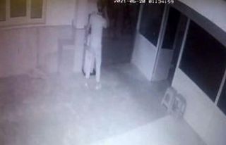 Pencereden girip ayakkabılarını çıkardıkları...