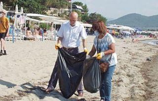 Plajdan onlarca torba çöp topladılar