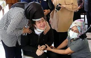 Polis babasının tabutuna "babam" diyerek...